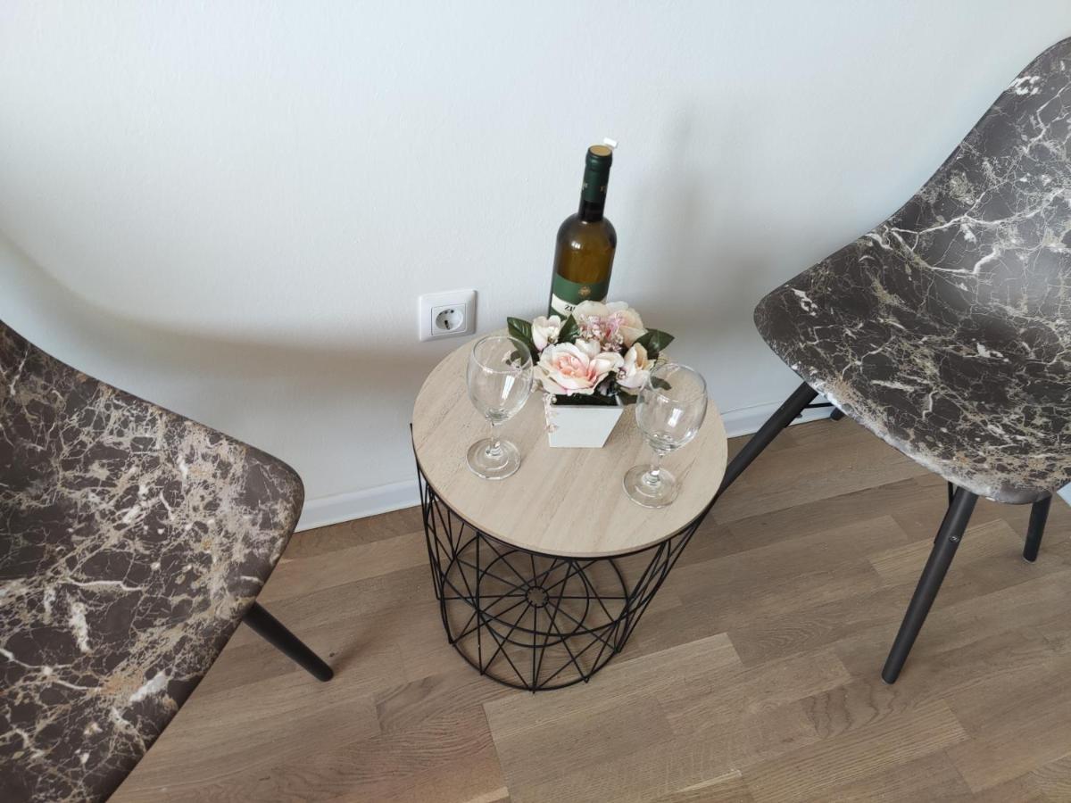 Apartmani Sarah 2 Тузла Екстериор снимка